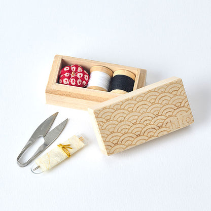 ヒロ 小さなお針箱 レーザー彫刻 麻の葉 青海波 ミニ ソーイングセット 定形外 送料無料 裁縫セット 金沢 石川 伝統工芸 桐箱 和ばさみ 能登二越ちりめん 針山 麻の葉